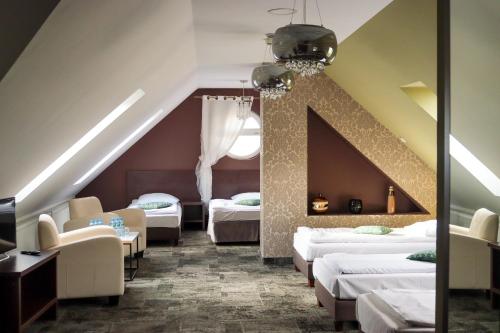Pokój z kilkoma łóżkami i krzesłami w obiekcie Hotel Fero Express POKOJE KLIMATYZOWANE AC w Krakowie