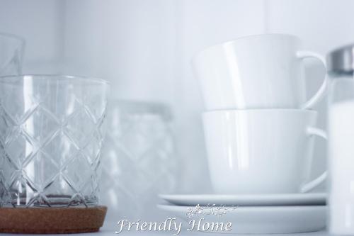 una mesa con un jarrón de cristal y algunas tazas en Friendly Home - Einzelappartement "Calm" Köln Bonn Phantasialand en Brenig
