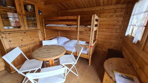 Tempat tidur susun dalam kamar di Ferienholzhaus Strandbude mit Terrasse