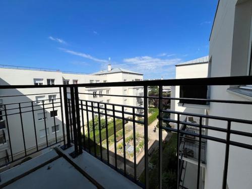 un balcon avec vue sur un immeuble dans l'établissement Appartement Emplacement Idéal de Disney à Paris, à Serris