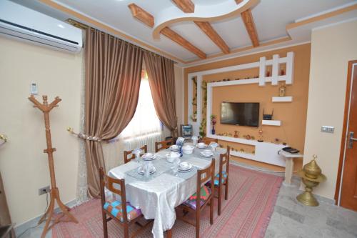 TV a/nebo společenská místnost v ubytování Maison D'hôte Dar Saida