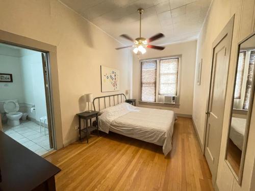 Schlafzimmer mit einem Bett und einem Deckenventilator in der Unterkunft Downtown big one bedroom unit 1322-#1 in San Antonio