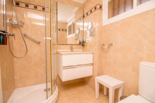 een badkamer met een douche, een toilet en een wastafel bij Erisa 56 By IVI Real Estate in Torremolinos