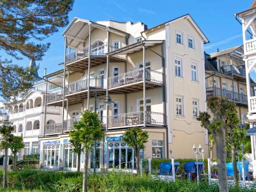 ein Apartmenthaus mit Balkonen und Bäumen in der Unterkunft Villa "Atlantic" in Binz - WG 6 mit Balkon und seitlichem Meerblick in Binz