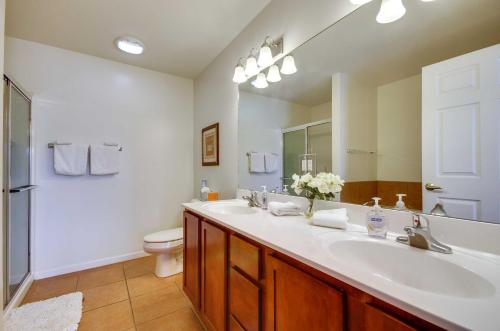 Koupelna v ubytování Lakefront Osage Beach Condo Dock Your Boat Here!