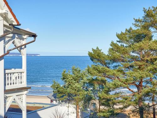 ビンツにあるVilla "Atlantic" in Binz - WG 6 mit Balkon und seitlichem Meerblickの家から見える海