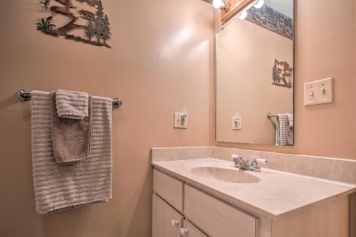 bagno con lavandino e specchio di Pisgah National Forest Apartment with Deck and Views! a Burnsville
