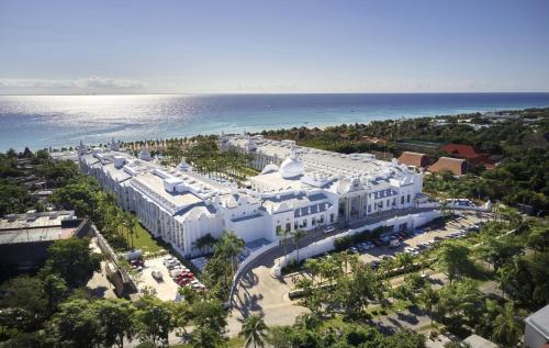 una vista aérea de un gran edificio blanco junto al océano en Riu Palace Riviera Maya - All Inclusive en Playa del Carmen
