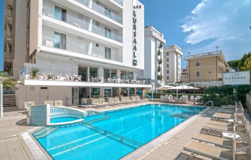Bazén v ubytování Hotel Kursaal - FRONTE MARE CON PISCINA nebo v jeho okolí