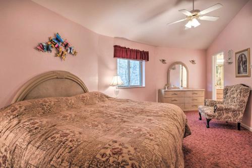 Un pat sau paturi într-o cameră la Charming Burnsville Apartment with Stunning Views!