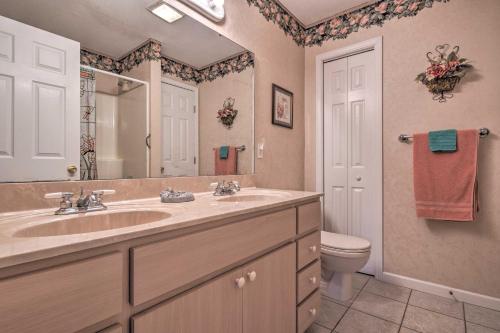 een badkamer met een wastafel, een toilet en een spiegel bij Charming Burnsville Apartment with Stunning Views! in Burnsville