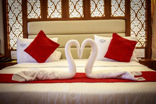 two swans arerendered to look like they are on a bed at Thai Beach Resort in Thiruchendur
