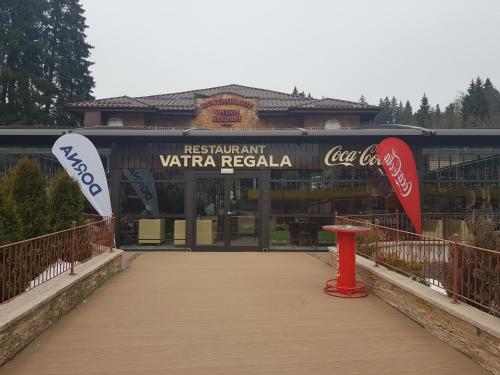 a building with a sign that reads vegetarianeat vaaja rezacialaza at Vila Predeal Holidays in Predeal