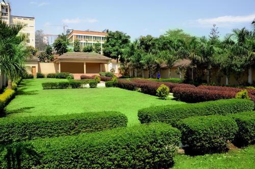 Un jardín fuera de Emerald Hotel Kampala