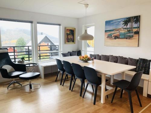 a dining room with a white table and chairs at Åre Travel - Villa & lilla Solbringen in Åre