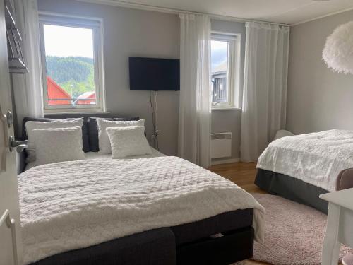 a bedroom with two beds and a window at Åre Travel - Villa & lilla Solbringen in Åre