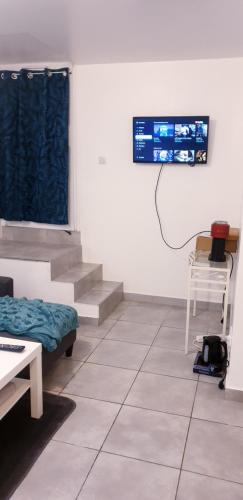 Televízia a/alebo spoločenská miestnosť v ubytovaní Magnifique F2 avec terrasse et parking, proche d'un parc et à 7 minutes à pieds de la Gare