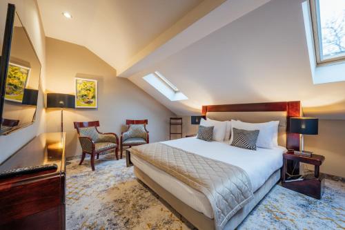 Un pat sau paturi într-o cameră la L`Art Hotel Carei