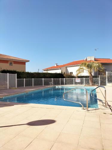- une piscine dans un complexe doté d'une clôture blanche dans l'établissement Appartement face à la plage, à Saint-Raphaël
