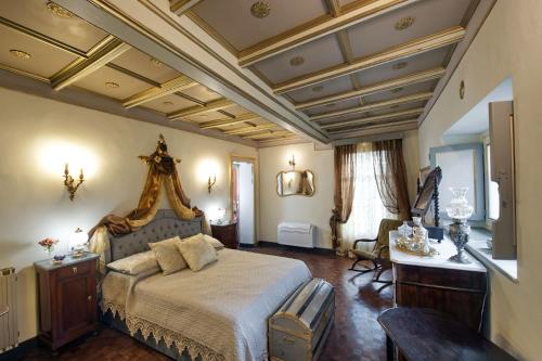 1 dormitorio con 1 cama grande y escritorio en Villa Albaluce, en Caluso