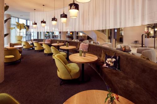 De lounge of bar bij Van der Valk Hotel Gent