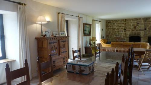 un salon avec un canapé, une table et des chaises dans l'établissement DOLMEN - Longère 7 pièces, Grand jardin - ST58, à Carnac