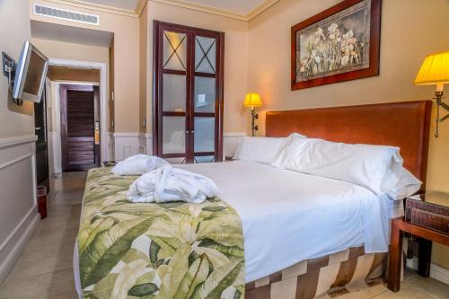 Ένα ή περισσότερα κρεβάτια σε δωμάτιο στο Gran Hotel Guadalpín Banus
