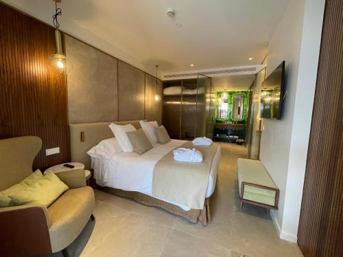 Ένα ή περισσότερα κρεβάτια σε δωμάτιο στο Gran Hotel Guadalpín Banus