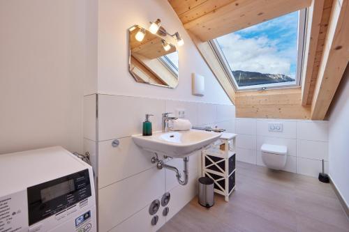 baño con lavabo y ventana en Bergtraum, en Garmisch-Partenkirchen
