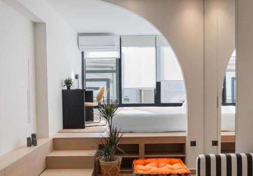 um quarto com uma cama e uma grande janela em MadaM Apartments - elegant, cozy, comfortable, central em Ioannina