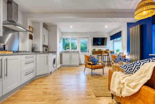 cocina y sala de estar con armarios azules y blancos en DUDLEY by HOSPITAL - 5 beds - PARKING - Long stay - CONTRACTORS, en Dudley