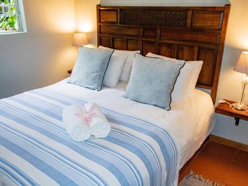 una camera da letto con un letto e due asciugamani di Wellstead Country Manor a Haenertsburg