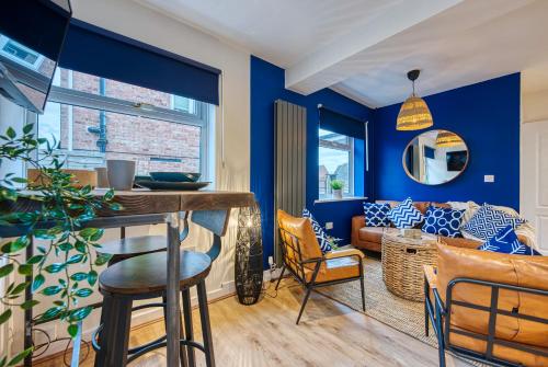 uma sala de estar com paredes azuis e um bar em DUDLEY by HOSPITAL - 5 beds - PARKING - Long stay - CONTRACTORS em Dudley