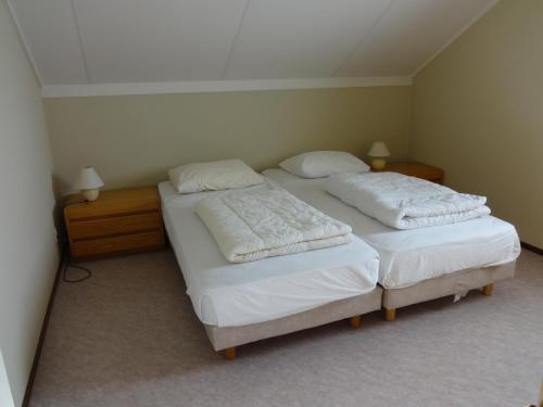 - 2 lits jumeaux dans une chambre avec 2 lampes dans l'établissement Kustverhuur, Park Scheldeveste, Schelde 220, à Breskens