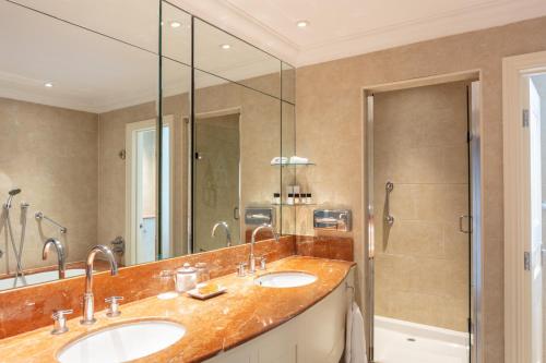 Bilik mandi di The Petersham