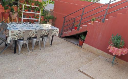 a table and chairs on a patio with plants at Apart termas in Termas de Río Hondo