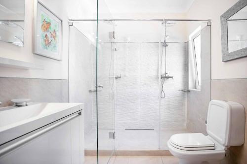 La salle de bains est pourvue d'une douche, de toilettes et d'un lavabo. dans l'établissement Casa Limoeiro, à Estômbar