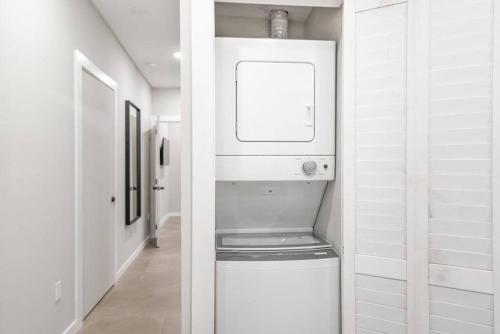 baño con lavadora y secadora en una habitación en Elegant Miami Apartment East Little Havana / Free Parking, en Miami