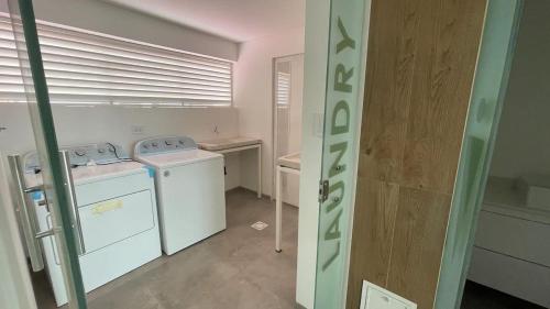 a small laundry room with a washer and dryer at BAMBOO APARTAMENTO MONOAMBIENTE, Equipetrol Norte - con Garaje in Santa Cruz de la Sierra