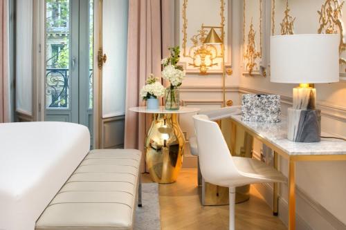 ein Wohnzimmer mit einem Tisch und einem Sofa in der Unterkunft Hotel Bowmann in Paris