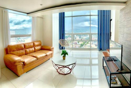 Ruang duduk di Spacious and Cozy 2-BR in City