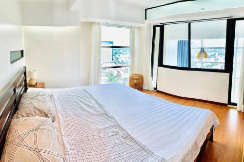 Katil atau katil-katil dalam bilik di Spacious and Cozy 2-BR in City