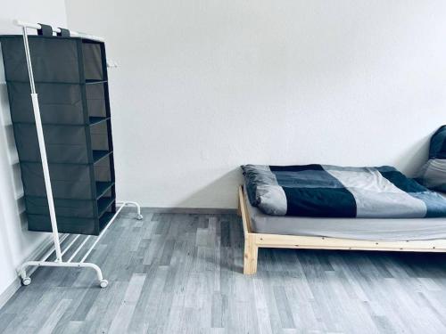 ein Schlafzimmer mit einem Bett und einem Bücherregal in der Unterkunft cozy Monteurwohnung/WLAN in Bautzen