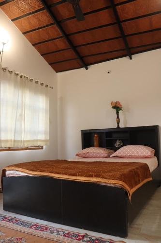 1 dormitorio con 1 cama grande en una habitación en Taniva Dani by CoffeeBeanVilla en Sakleshpur
