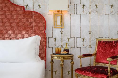 - une chambre avec un lit, une table et une chaise dans l'établissement Residentas Arco do Bandeira, à Lisbonne