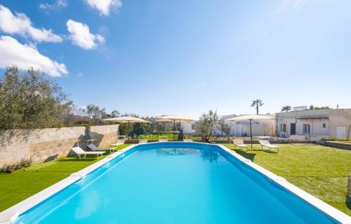 a swimming pool in the yard of a house at Villa Lusia con Piscina Privata a Pescoluse in Marina di Pescoluse