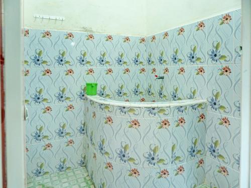 Et bad på SPOT ON 92301 Penginapan Indola