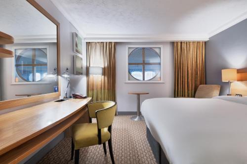 um quarto de hotel com uma cama e uma secretária em Park Inn by Radisson Cardiff City Centre em Cardiff