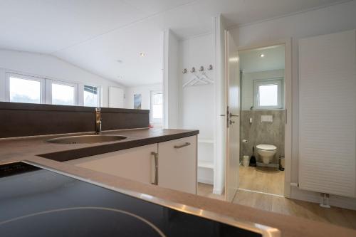 eine große Küche mit einem Waschbecken und einem WC in der Unterkunft Ferienhaus "Möwennest" in Scharbeutz