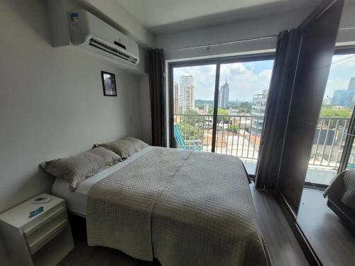 1 dormitorio con cama y ventana grande en Apartamento Premium em Pinheiros, en São Paulo